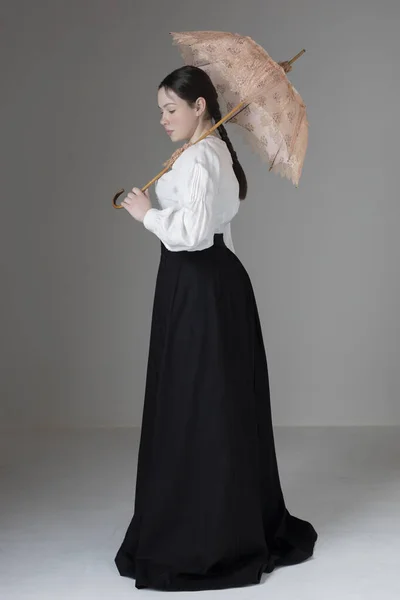Una Joven Victoriana Eduardiana Con Una Blusa Lino Blanco Garibaldi Imagen De Stock