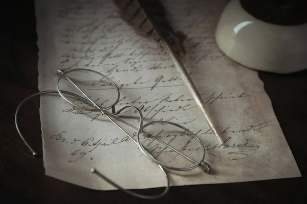 Uma Carta Antiga Uma Mesa Madeira Escura Com Óculos Vintage — Fotografia de Stock