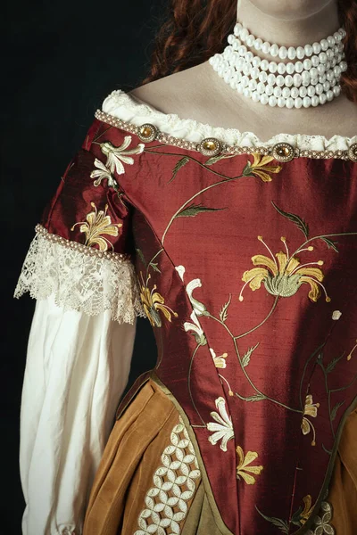 16世紀から18世紀にかけてスタジオを背景にした歴史的な衣装を着たマネキン ロイヤリティフリーのストック画像