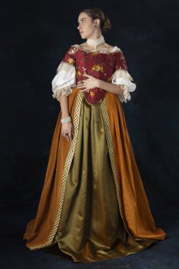 Rönesans, Tudor, Gürcü ya da üst düzey fantezi bir kadın. Üzerinde keten bir fanila ve uzun ipek bir etek var.