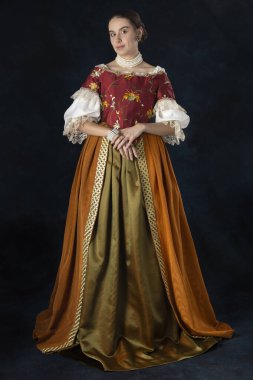 Rönesans, Tudor, Gürcü, ya da süslü fantezi kadın keten bir fanila ve stüdyo arka planına karşı uzun iki parçalı etek giyiyor.