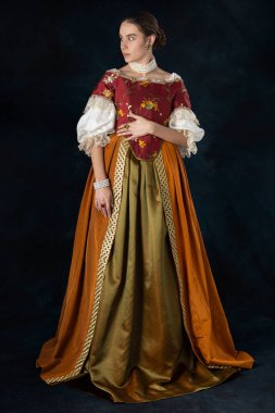 Rönesans, Tudor, Gürcü, ya da süslü fantezi kadın keten bir fanila ve stüdyo arka planına karşı uzun iki parçalı etek giyiyor.