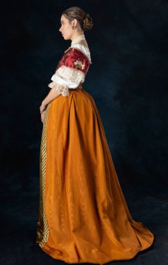 Rönesans, Tudor, Gürcü, ya da süslü fantezi kadın keten bir fanila ve stüdyo arka planına karşı uzun iki parçalı etek giyiyor.