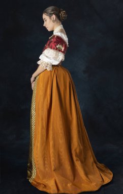 Rönesans, Tudor, Gürcü, ya da süslü fantezi kadın keten bir fanila ve stüdyo arka planına karşı uzun iki parçalı etek giyiyor.