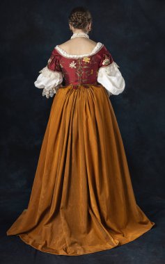 Rönesans, Tudor, Gürcü, ya da süslü fantezi kadın keten bir fanila ve stüdyo arka planına karşı uzun iki parçalı etek giyiyor.