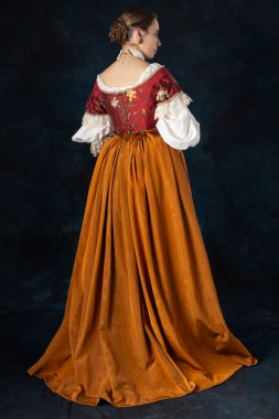 Rönesans, Tudor, Gürcü, ya da süslü fantezi kadın keten bir fanila ve stüdyo arka planına karşı uzun iki parçalı etek giyiyor.