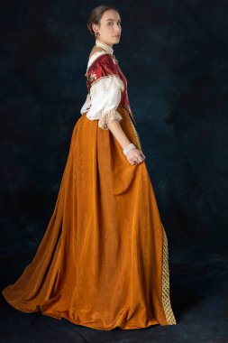 Rönesans, Tudor, Gürcü, ya da süslü fantezi kadın keten bir fanila ve stüdyo arka planına karşı uzun iki parçalı etek giyiyor.