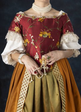 Rönesans, Tudor, Gürcü, ya da süslü fantezi kadın keten bir fanila ve stüdyo arka planına karşı uzun iki parçalı etek giyiyor.