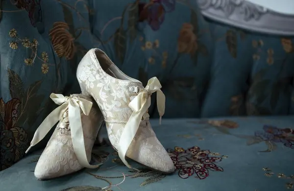 Nakışlı Bir Şezlongda Oturan Klasik Brokar Ayakkabılar Stok Resim