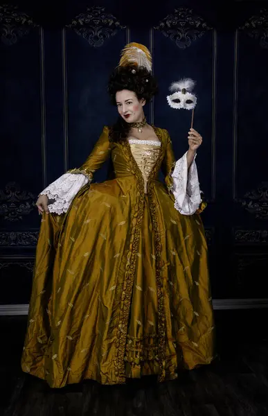 Yüzyılda Altın Rengi Ipek Elbise Giyen Maske Takan Bir Kadın Telifsiz Stok Imajlar