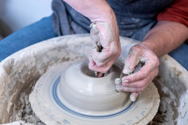 Potter tekerleğe kase fırlatıyor. 