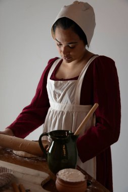 Regency işçi sınıfı bir kadın ya da hizmetçi önlük giyip yemek pişiriyor. 