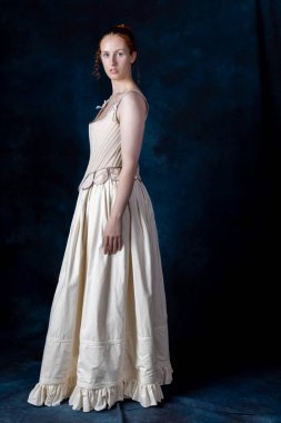 Rönesans ya da Gürcü bir kadın iç çamaşırı giyer.