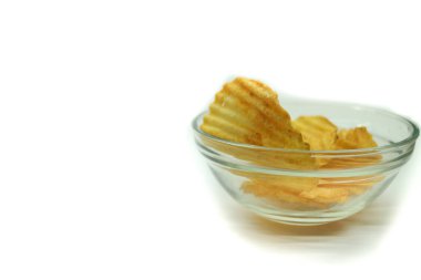 Şeffaf kasede patates cipsi. Çıtır çıtır, aromalı ama sağlıksız.