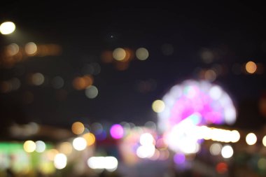 Lunaparkın soyut bulanık ışığı. Işık bulanıklaşır. Gece lambası bulanıklığı. Işığı söndür. bokeh ışığı.