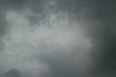 Dramatik kara fırtınalı bulutlar gökyüzünü dolduruyor, karamsar bir atmosfer yaratıyor..