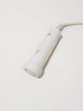 Beyaz hemşire çağrı sistemi cihazı, yanında beyaz bir arka plana yerleştirilmiş bir düğmesi var..