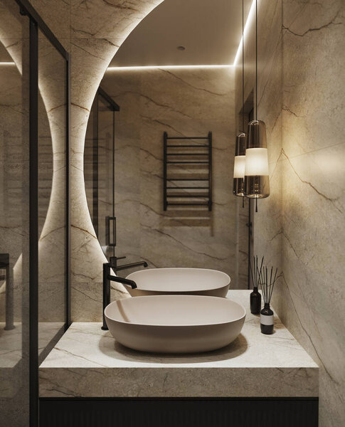 Современный интерьер ванной комнаты с минималистским дизайном с естественными мраморными стенами, деревянными полами и элегантными черными светильниками. Пространство дополнено мягким освещением, стеклянными дверями для душа и стильными элементами декора, создающими уютную атмосферу.