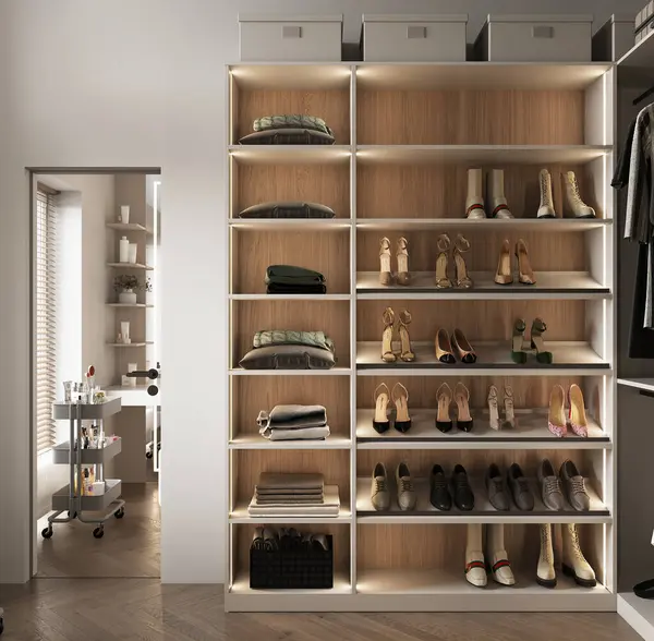 Panoramik pencereli büyük parlak soyunma odası, tuvalet masası ve ayakkabı ve kıyafetler için raflar.