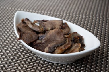 Tavada kızartılmış Cheley ile dolu bir yemek..