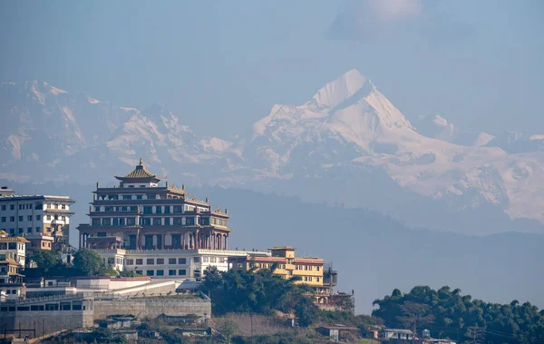 Temple Bouddhiste Sommet Une Colline Avec Les Montagnes Himalaya Arrière — Photo