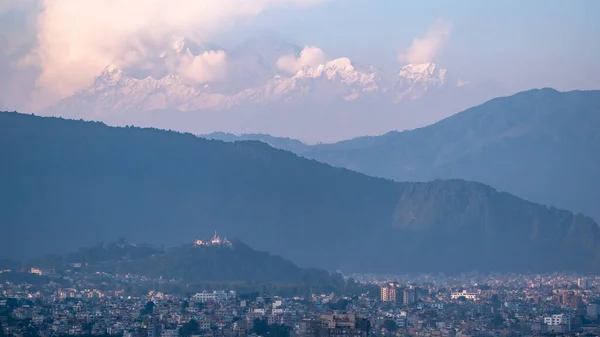 Una Vista Del Templo Swayambhunath Las Montañas Del Himalaya Fondo —  Fotos de Stock