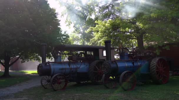 2022年8月18日 宾夕法尼亚金策尔 两台历史上著名的蒸汽机停在金策尔瑟斯曼斯联合公司的一棵树下 — 图库视频影像