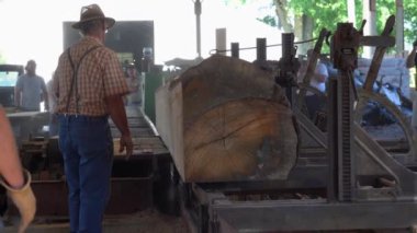 Kinzers, Pennsylvania - 17 Ağustos 2022 Rough and Tumble-mans Reunion 'daki eski bir testere fabrikasının kerestelerinden kereste kesme.