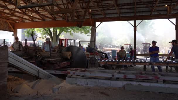 2022年8月17日 宾夕法尼亚金策斯 锯木厂原木锯成的锯材 位于鲁尔和图雷斯曼重建家园 — 图库视频影像