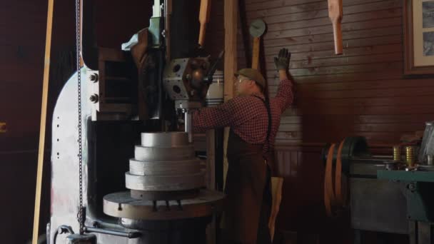 ペンシルベニア州キンザー 2022年8月17日 アンド タンブル スレッサーマン リユニオンの機械付きの古い機械店 — ストック動画