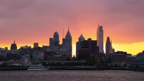 美国宾夕法尼亚州费城 2023年2月8日 在费城上空 夕阳西下 摩天大楼在天际形成了轮廓 — 图库视频影像