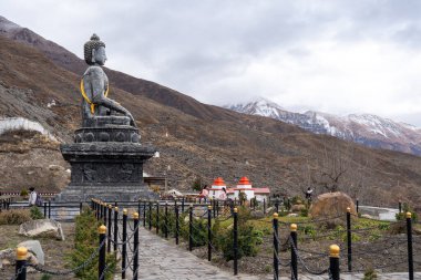 Muktinath, Nepal - 20 Kasım 2021: Himalayaların Muktinath kasabasına bakan bir Buda heykeli.