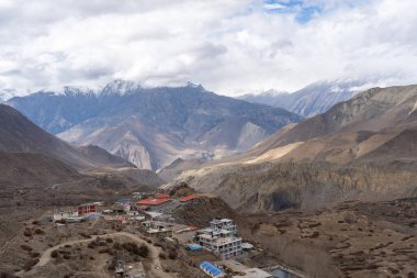 Küçük Muktinath kasabası, Nepal Büyük Himalaya Dağları 'nın eteklerindeki vadide yuva yapmış..