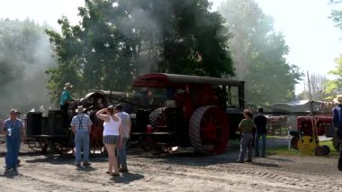 Kinzers, Pennsylvania - 18 Ağustos 2022: Rough and Tumble Thresherman 's Reunion' daki buhar traktörleri havaya büyük duman bulutları salıyor.