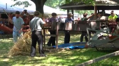 Kinzers, Pennsylvania - 18 Ağustos 2022: Rough and Tumble Thresherman 's Reunion' da attan motor gücüne kadar eski harman makinelerinin kullanımını gösteriyor.