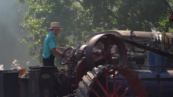 Kinzers Pennsylvania Αυγούστου 2022 Ένας Άνθρωπος Amish Τρέχει Τρακτέρ Ατμού — Αρχείο Βίντεο
