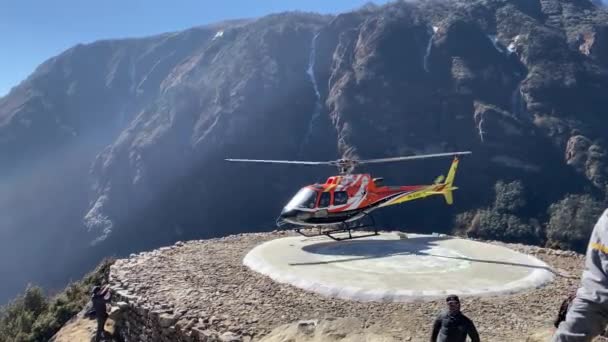 2022年11月22日 一架直升机从尼泊尔喜马拉雅山Namche Bazaar的着陆场起飞 — 图库视频影像