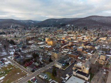 Kışın Pennsylvania, Bradford şehrinin güzel bir hava manzarası..