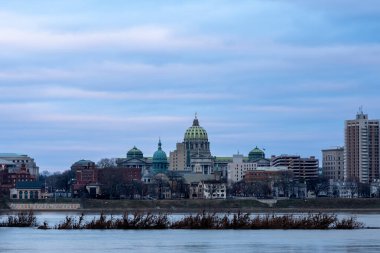 Harrisburg şehrinin güzelliği Dusk 'taki Skyline' da Susquehanna Nehri 'nden şehrin ışıkları geliyor..