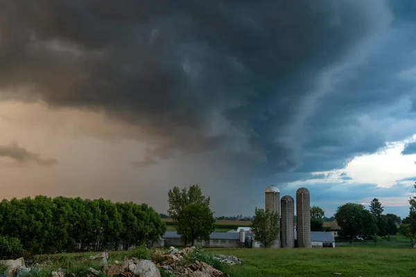 Ein Furchtbar Aussehender Sturm Über Einem Bauernhof Und Dem Saftig — Stockfoto