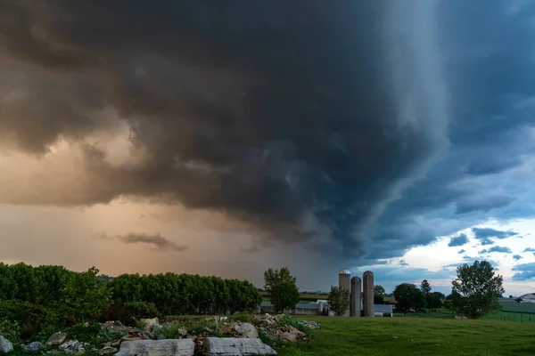 Ein Furchtbar Aussehender Sturm Über Einem Bauernhof Und Dem Saftig — Stockfoto