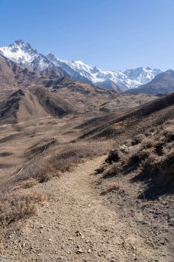 Nepal 'deki Mustang Vadisi' nin Himalaya Dağları 'nda bir patika.