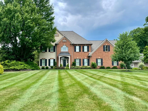 Lancaster Pennsylvania July 2022 Nicely Striped Mown Green Lawn House — Stock Photo, Image