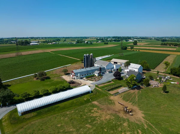Luftaufnahme Einer Farm Inmitten Üppig Grüner Felder Lancaster County Pennsylvania lizenzfreie Stockbilder