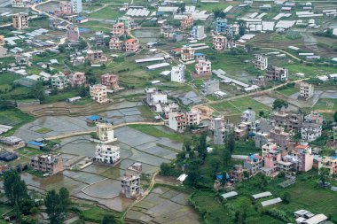 Yağmur mevsiminin başlangıcında Katmandu, Nepal 'in kenar mahallelerinin ve tarlalarının havadan görünüşü.