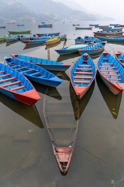 Pokhara, Nepal 'deki FewaLake' de birkaç tekne..