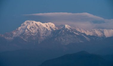 Annapurna Dağı 'nın güzelliği yükselen güneşin ışığında uzanır..
