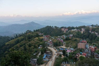 Arka planda görkemli Himalaya Dağları olan Nepal 'in Bandipur kentindeki küçük tarihi kasaba..