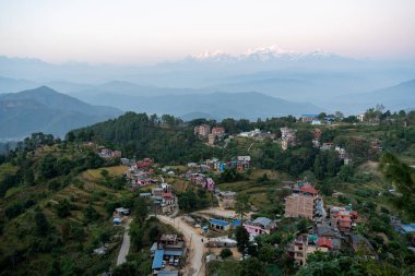 Arka planda görkemli Himalaya Dağları olan Nepal 'in Bandipur kentindeki küçük tarihi kasaba..