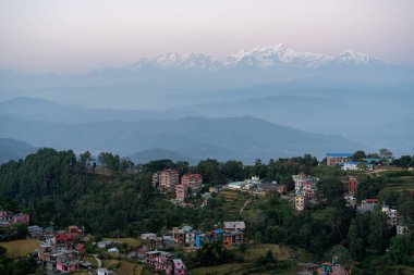 Arka planda görkemli Himalaya Dağları olan Nepal 'in Bandipur kentindeki küçük tarihi kasaba..